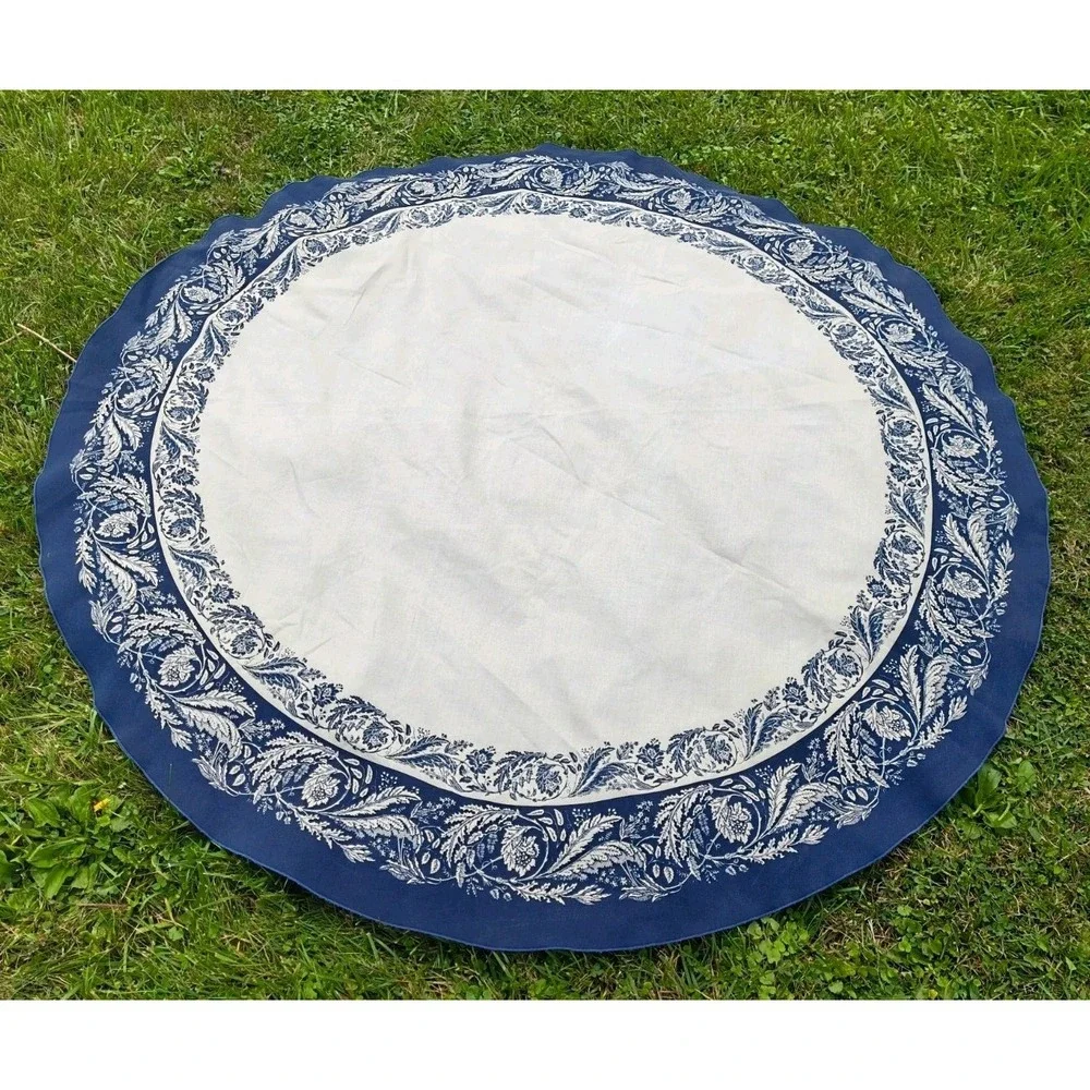 Vintage 1990-Y2K Round Linen Tablecloth 67.5